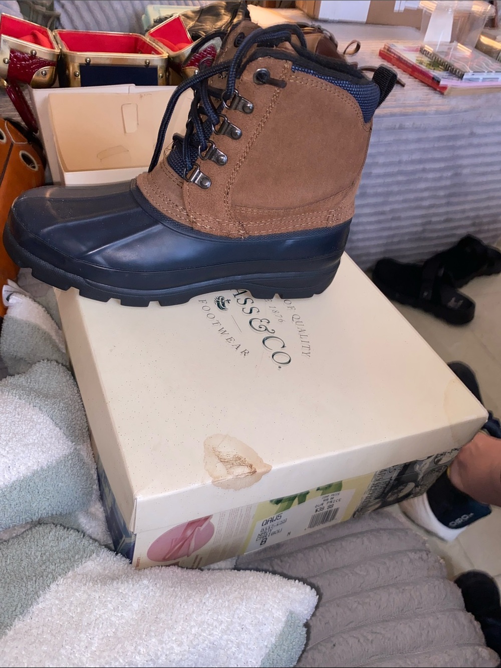 BASS WOMENS DUCK BOOTS NEW IN BOX SZ 8
NAVY CARIBOU BOX NOT MINT LEATHER